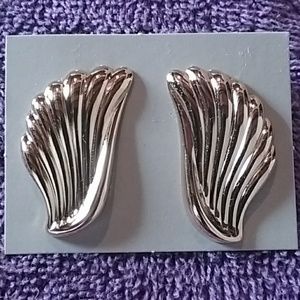 AVON GOLDTONE SOFT SCULPTURED PIERCED EARRINGS NIB